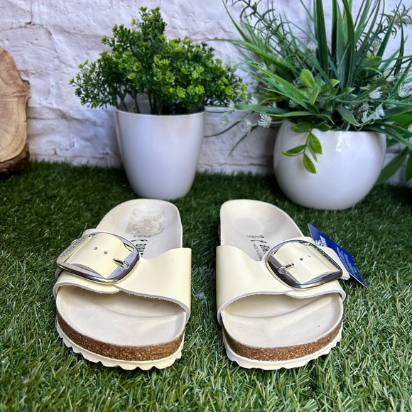 BIRKENSTOCK
Madrid Big Buckle
Natural Leather Patent
Yellow/High Shine Butter - Picture 12 of 17